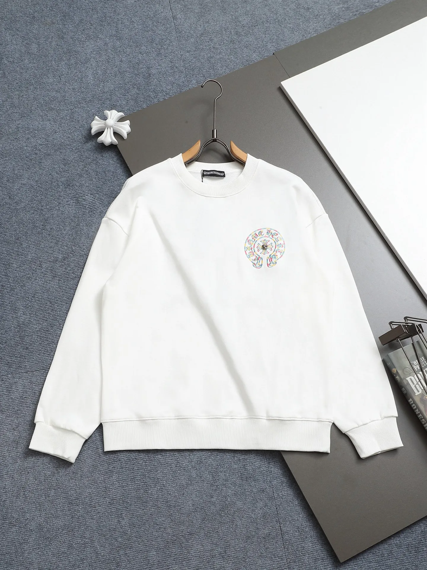 P250 Chrome hearts ch Chrome hearts cross horseshoe LOGO round-neck sweatshirt with thousands of needle embroidery crafts. Large version. Loose and stylish. The difference is the low version, the slim version, the upper body and the crotch. 100% commitment: top quality, not fast food. The highest version on the market. Top quality, 450 grams. 26 custom-dyed double yarn cotton, the same style for men and women, complete with three standards. Color: Black White Size: SMLXL